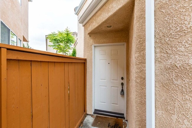 Building Photo - 2 Bedroom Townhome in Scripps Ranch