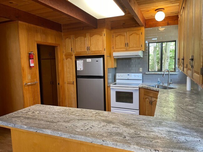 Building Photo - Lakeviews and a beautiful forest setting n...