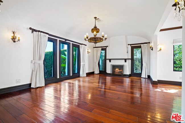 Building Photo - 309 N Doheny Dr