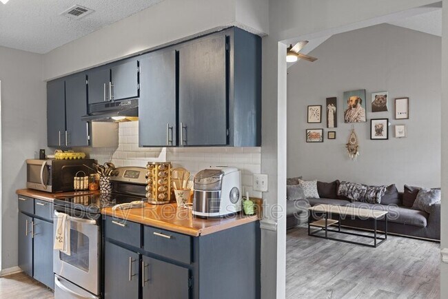 Foto del edificio - 827 Lost Grove Ln