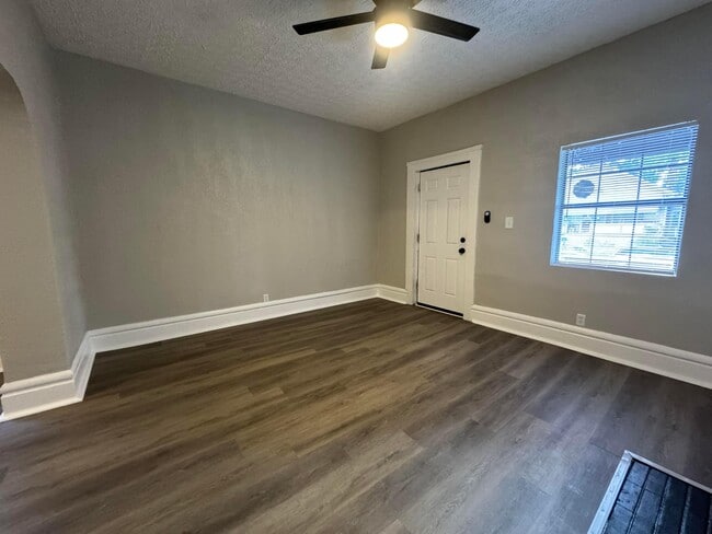 Foto del edificio - 99 Whitethorne Ave