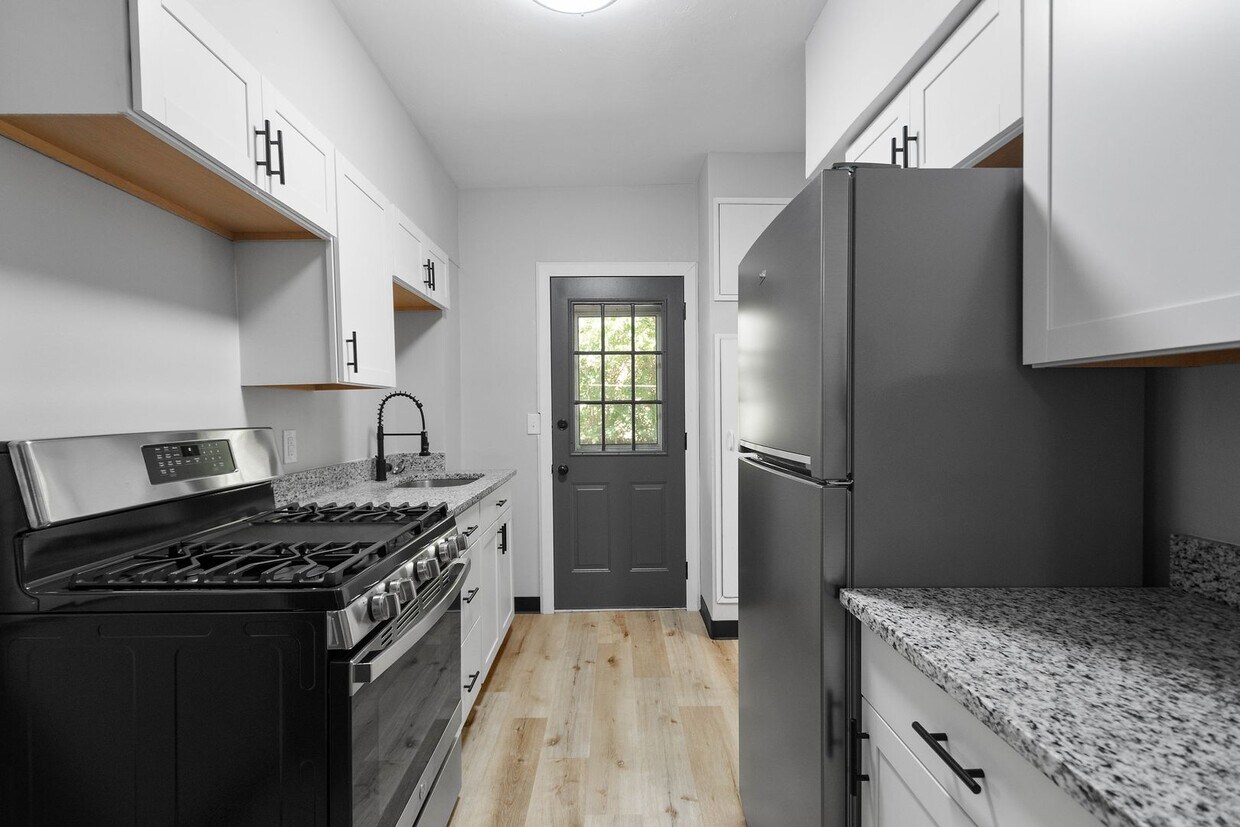Primary Photo - Stunning 3 bedroom home in Carrick availab...