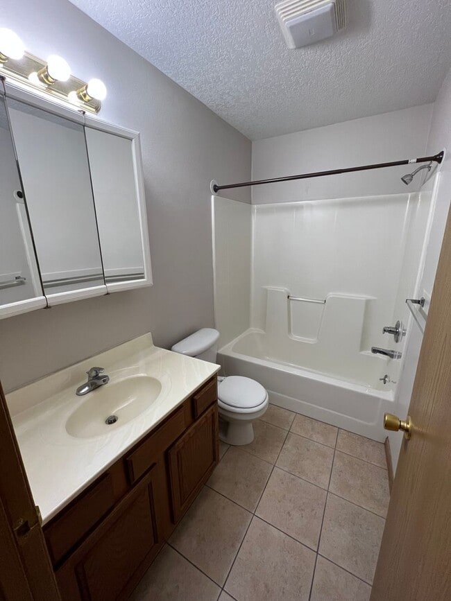 Building Photo - Pre-Leasing for 26/27 School Year