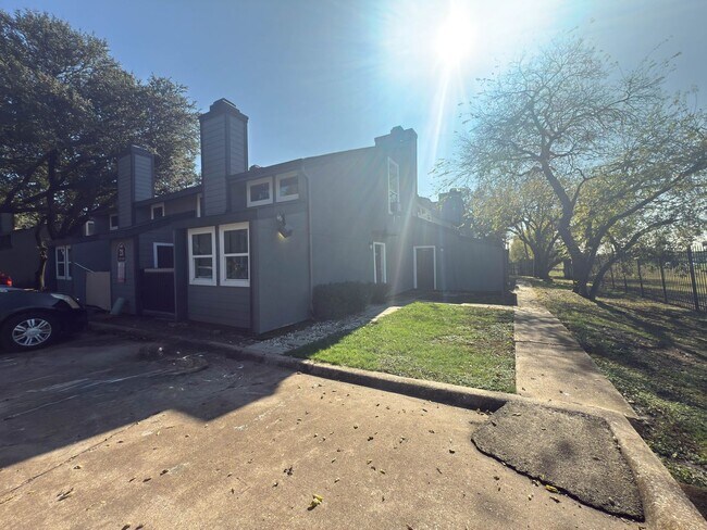 Foto del edificio - Two story townhouse style unit! Bedroom on second floor