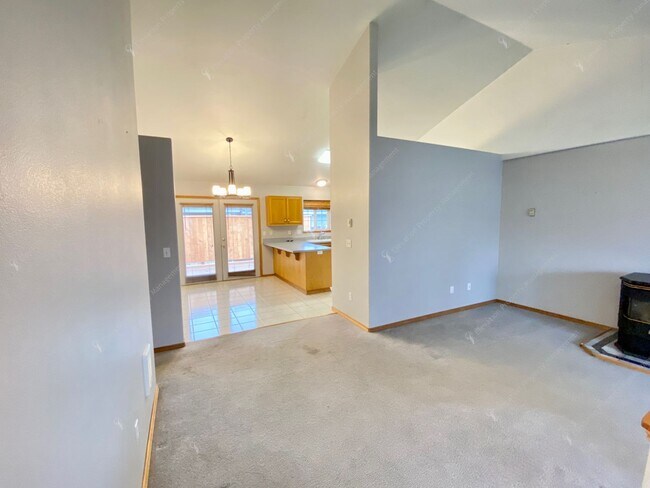 Building Photo - Coveted 3 BR - 2 BA Corner Lot in NE Bend