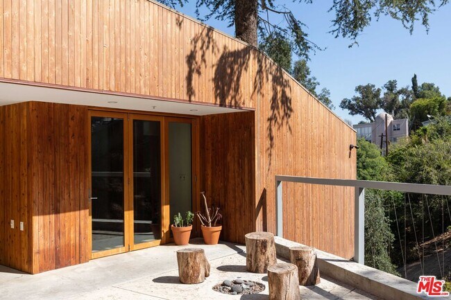 Foto del edificio - 1955 Park Dr