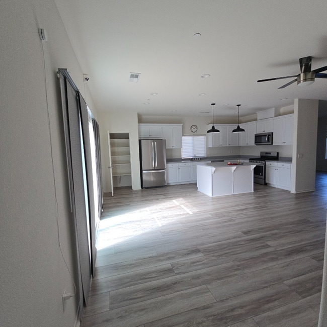 Foto del edificio - 631 Las Villas St