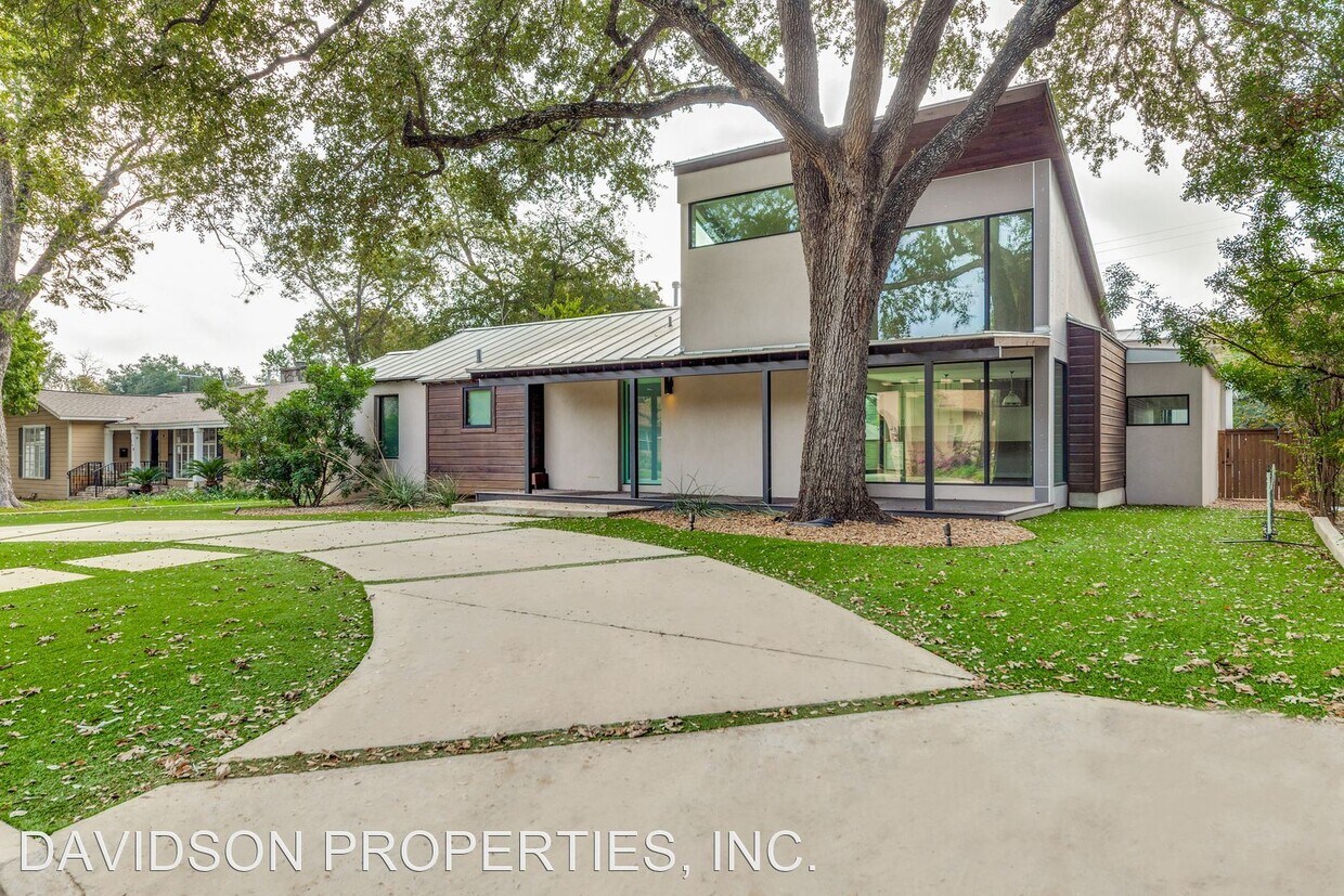 Primary Photo - 4 br, 3.5 bath House - 144 E Oakview Pl