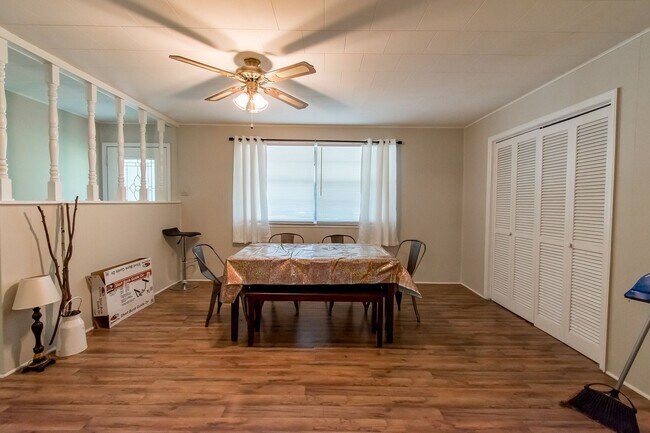 Building Photo - 3 Bedroom 2 Bath Home Walking Distance to ...