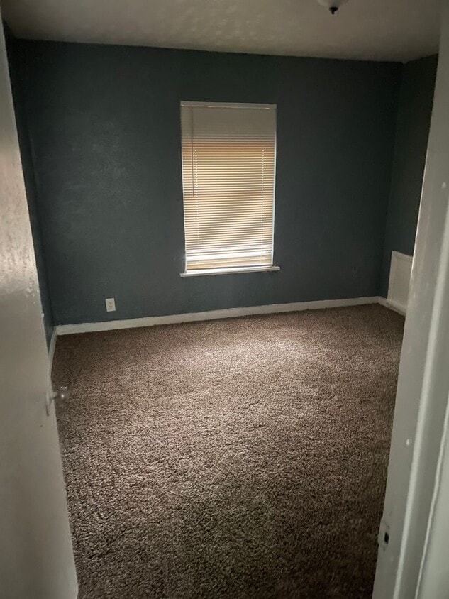 Building Photo - Newly Reduced Price! 2 Bedroom 1 Bathroom South Dallas