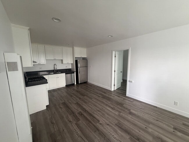 Building Photo - 910