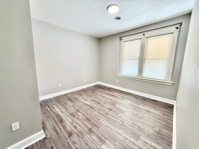 Foto del edificio - 1736 Memorial Ave SW