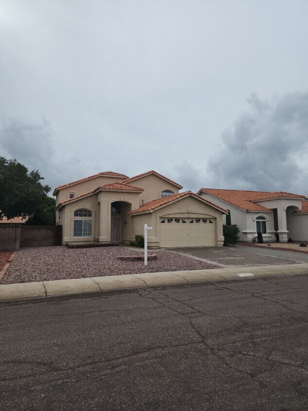 Foto principal - "Spacious 4-Bedroom Glendale Gem with Granite Elegance - 2018 Sq Ft of Comfort!"