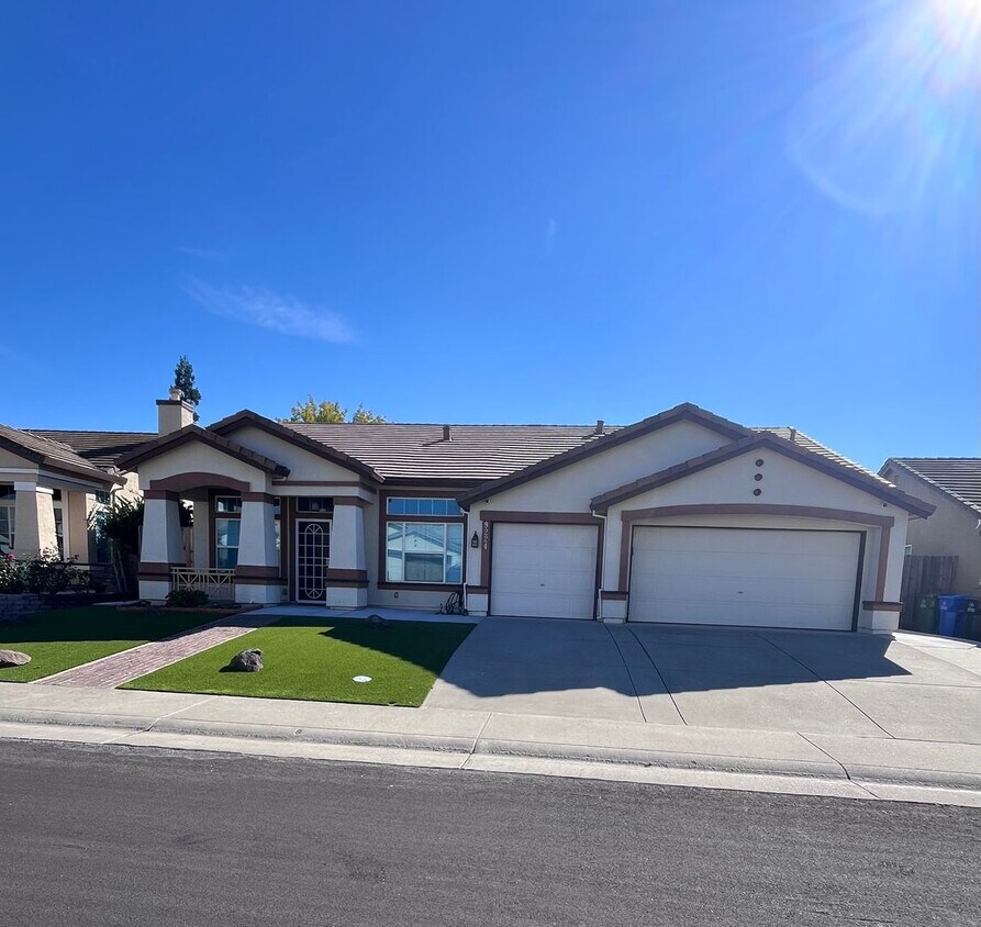 Foto principal - BEAUTIFUL 4-BEDROOM HOME IN ELK GROVE!!