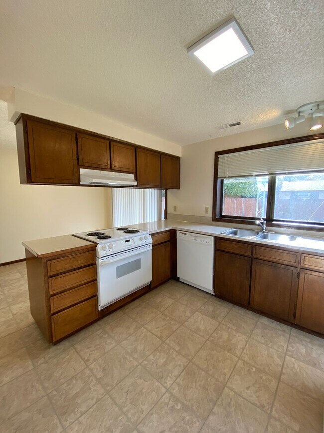 Foto del edificio - Spacious 3 bedroom 2 Bath Home in SE Corvallis