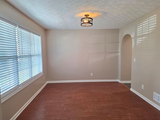 Building Photo - Don't miss out on this updated 3 bed 2.5 bath home located in Hiram