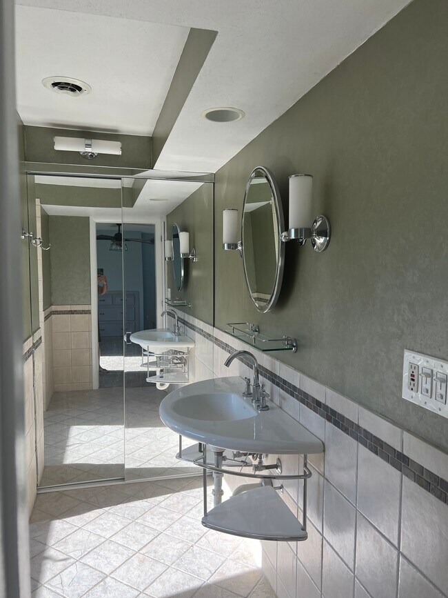 Foto del edificio - 8551 N Point Dr