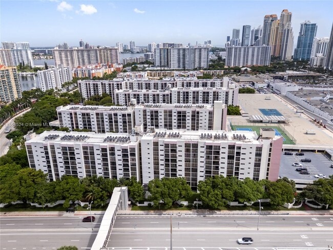 Foto del edificio - 16909 N Bay Rd