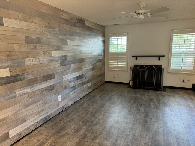 Foto del edificio - LYNBROOK LANDING - Three Bedroom Townhome ...
