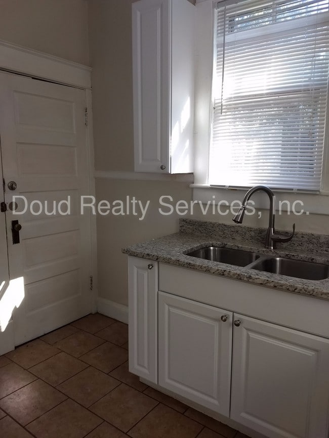 Building Photo - Quiet and Cute 2 Bedroom Apartment