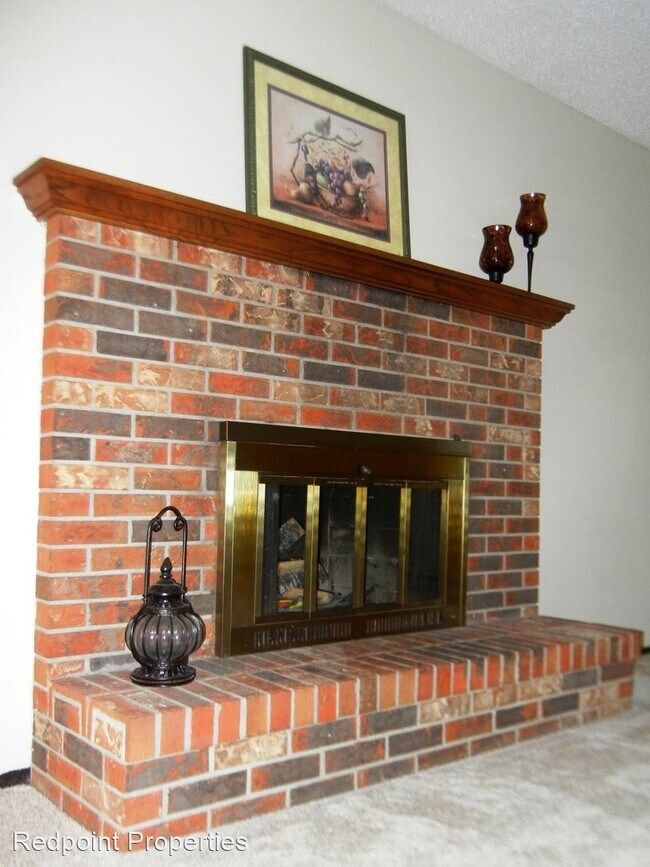 Building Photo - 321 Prairiewood Cir S