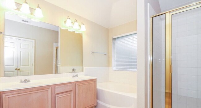 Foto del edificio - 633 Crystal Brook Dr