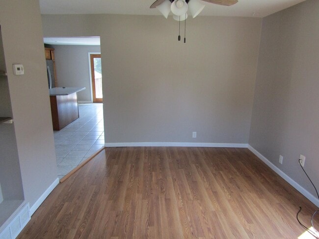 Building Photo - 844 Clarke Dr