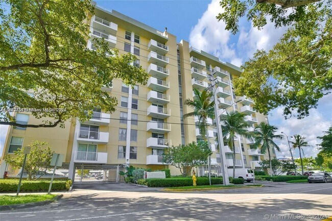 Foto del edificio - 2000 NE 135th St