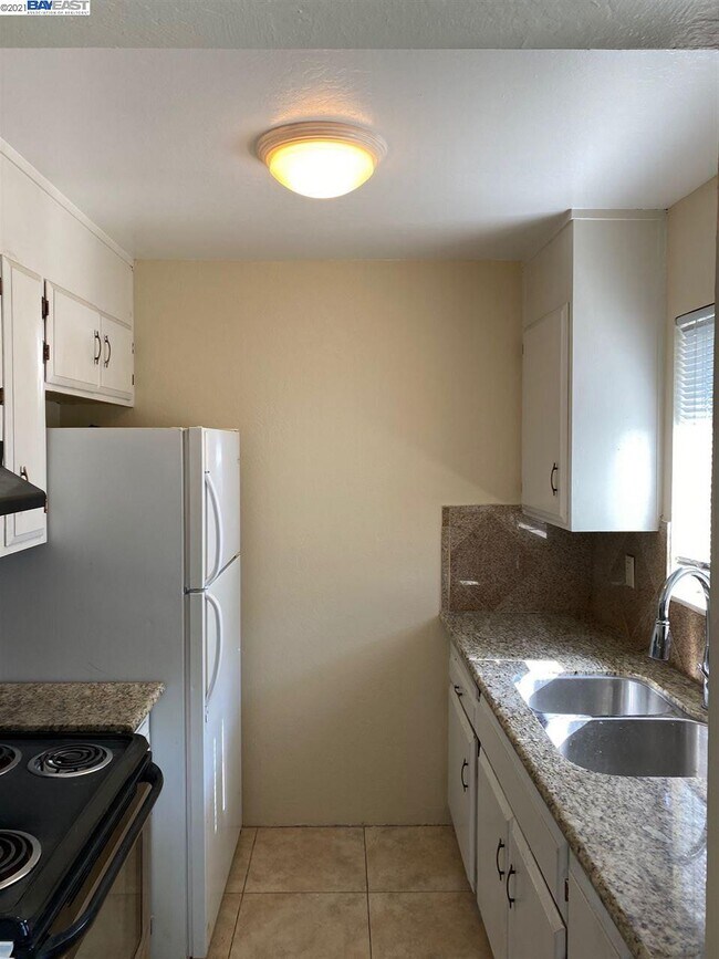Building Photo - 2212 Peppertree Way