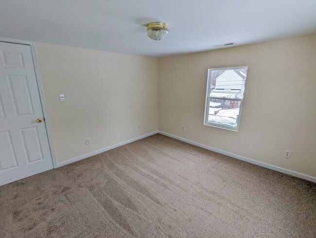 Building Photo - 547 Haller St