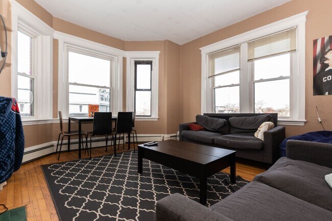 Building Photo - AWESOME ALLSTON 2 BED FOR 9/1