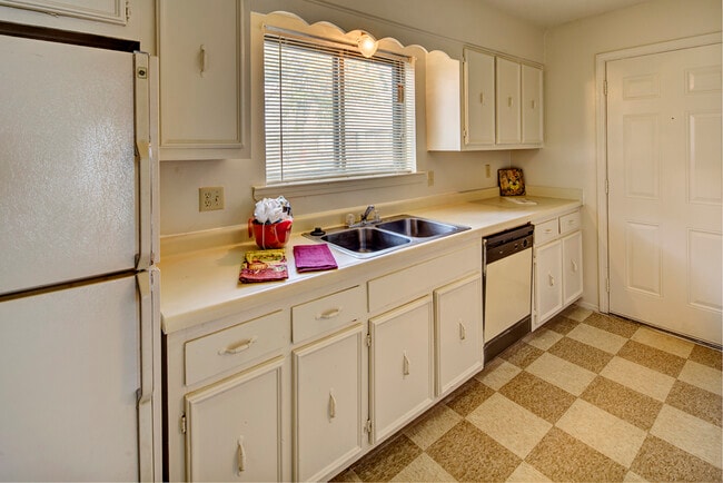 Building Photo - Ridgeway Pines