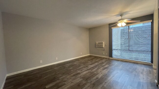 Foto del edificio - 7044 Hawthorn Ave