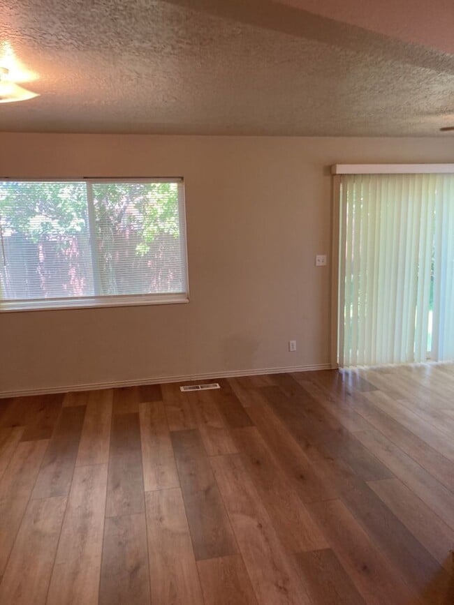 Building Photo - 3 bed, 1.5 bathroom - Two Story Twin Home