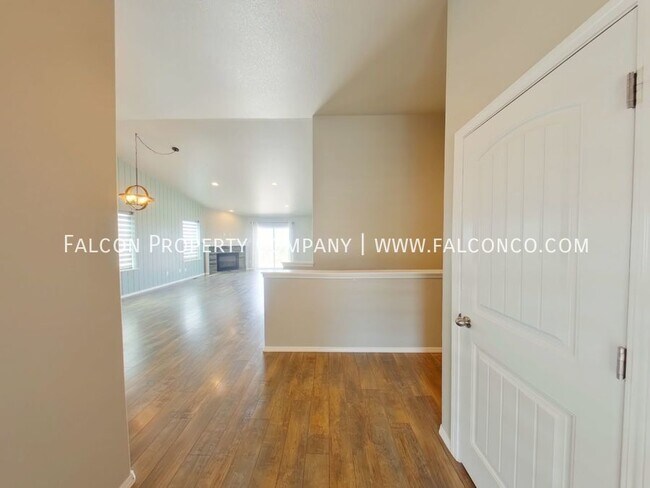 Building Photo - Amazing Home with Incredible Views In Nort...