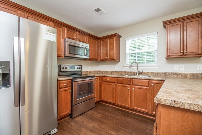 Building Photo - 159 Lyndhurst Dr