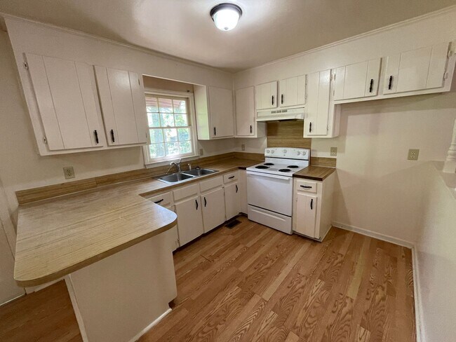 Building Photo - Renovated 2 bedroom 1 bath house available