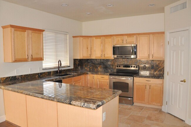 Building Photo - Beautiful gated Mesa Home!