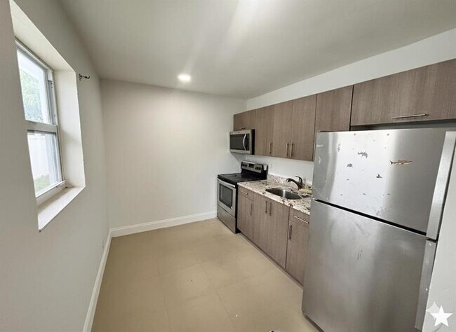 Building Photo - 749 NW 5th Ct