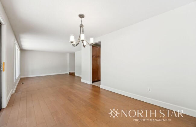 Building Photo - One Level Living in Lake Oswego