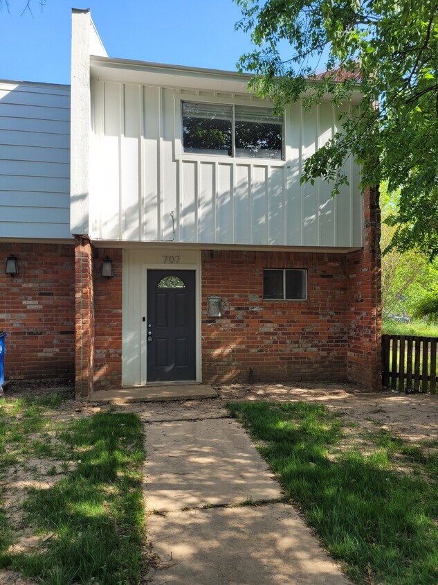 Primary Photo - 703 W Tyler St