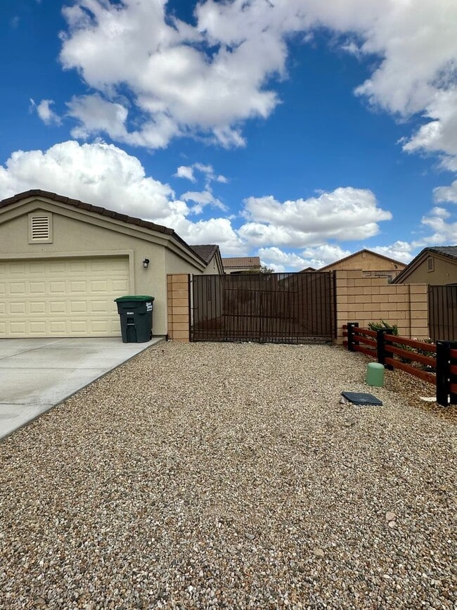 Building Photo - Modern 3 Bed, 2 Bath Home with Open Floor Plan & New Flooring – Fort Mohave- Available Now!