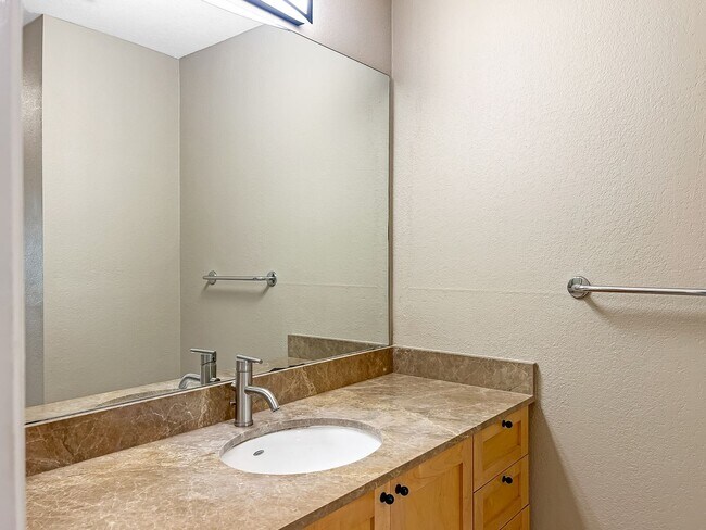 Foto del edificio - Modern 2B/2BA Condo with Balcony & Ameniti...