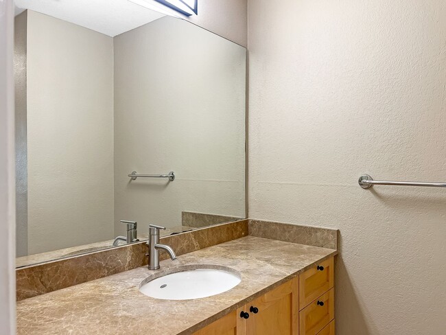 Building Photo - Modern 2B/2BA Condo with Balcony & Ameniti...