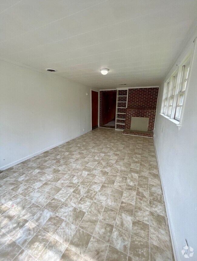 Building Photo - 127 E Oak St