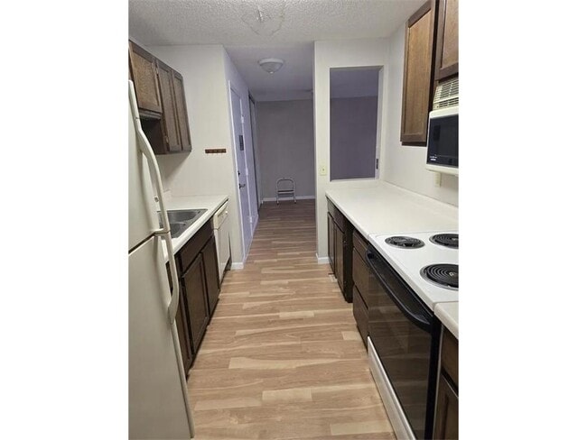 Building Photo - 135 Viking Dr E