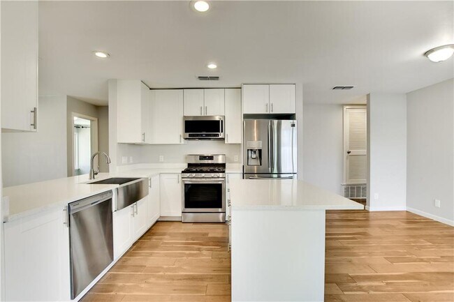 Foto del edificio - 5204 Creekline Dr