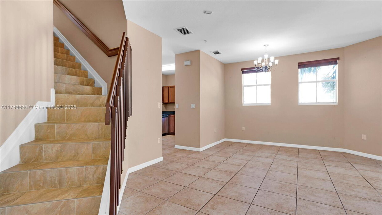 Foto principal - 8899 NW 107th Ct
