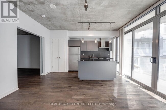 Building Photo - 95 Bathurst St