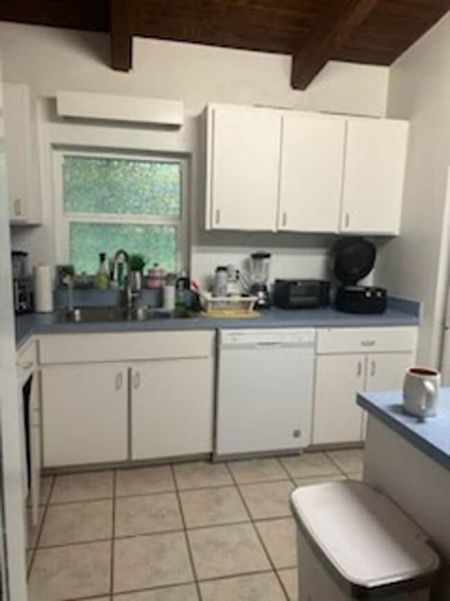 Building Photo - 2 bed 1 bath house near UF law available Jan 1st